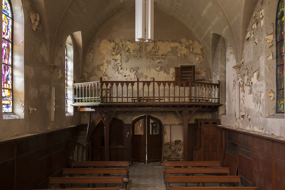 zicht op de binnenkant de verlaten kerk Agnus Dei, een
          bekende Belgische urbex locatie